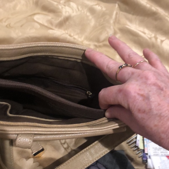 Tan purse with many pockets/compartments - Picture 12 of 16